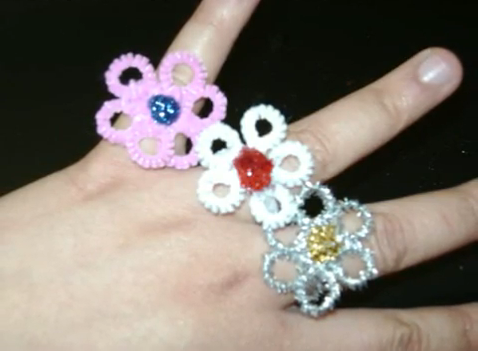 anillo con forma de flor