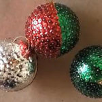 Cómo hacer bolas con lentejuelas para el árbol de Navidad