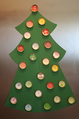 vestíbulo empeñar progresivo Cómo hacer un árbol navideño con cartulina y tapas de botellas |  Manualidades para niños